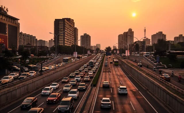 A busy urban road at sunset symbolising transportation themes in the German Transportation Vocabulary Quiz.