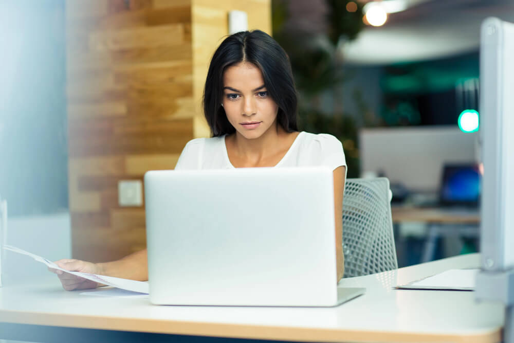 A focused woman working on her laptop symbolising concentration for the German Dative vs. Accusative Verbs Quiz.