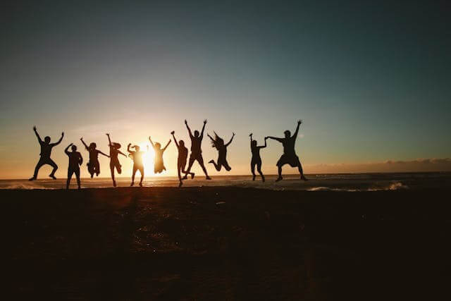 A group of friends jumping at sunset symbolising joy for the German Emotions and Feelings Vocabulary Quiz.