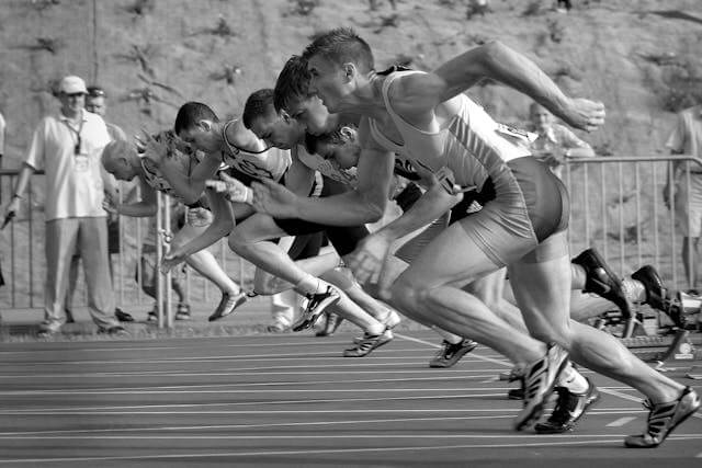 Athletes sprinting in a race, representing the use of German comparative and superlative forms in competition.