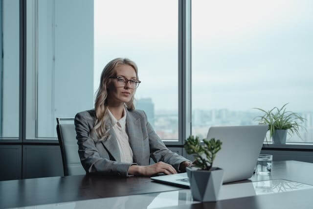 Businesswoman using a laptop for the German Business Vocabulary Quiz.