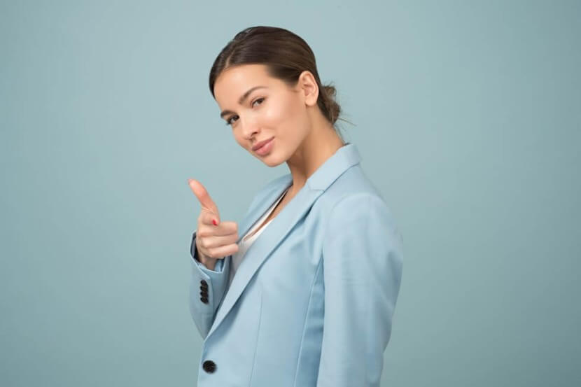 Confident woman pointing, symbolizing the excitement of exploring German short stories overview