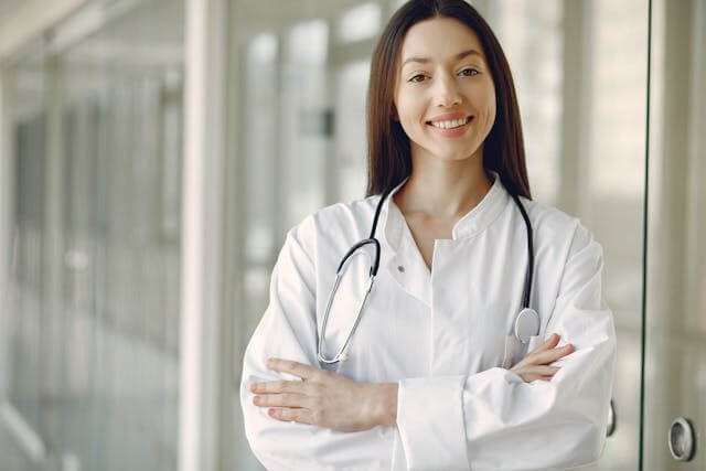 Female doctor in a clinic representing a German short story about visiting the doctor.