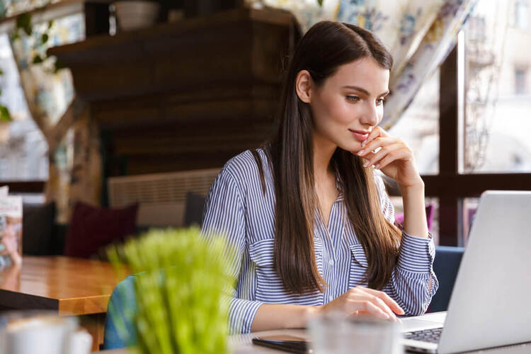 Focused woman using a laptop to show engagement with a German cases quiz