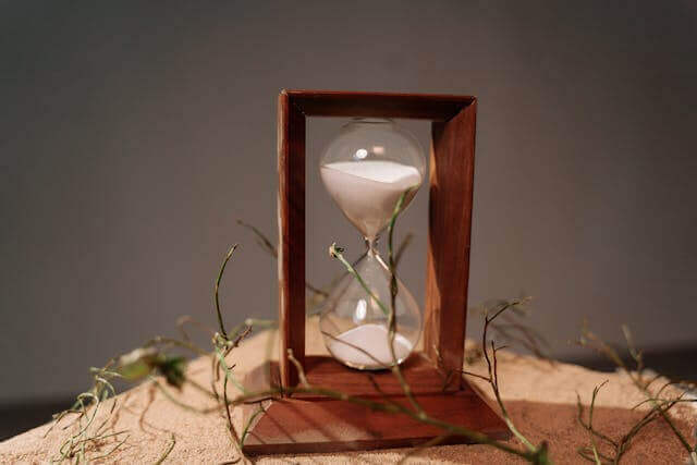 Hourglass symbolizing the concept of time for understanding temporal adverbs in German.