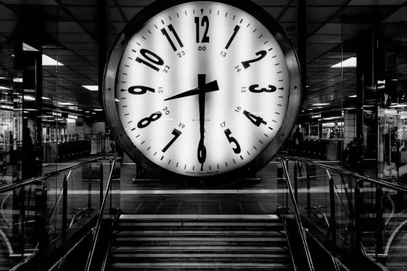 Large clock in a subway station illustrating timing concepts for German temporal adverbs.