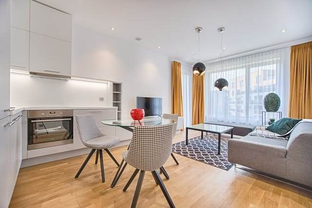 Modern living room and kitchen area symbolising German Short Story featuring Home and Living Vocabulary.