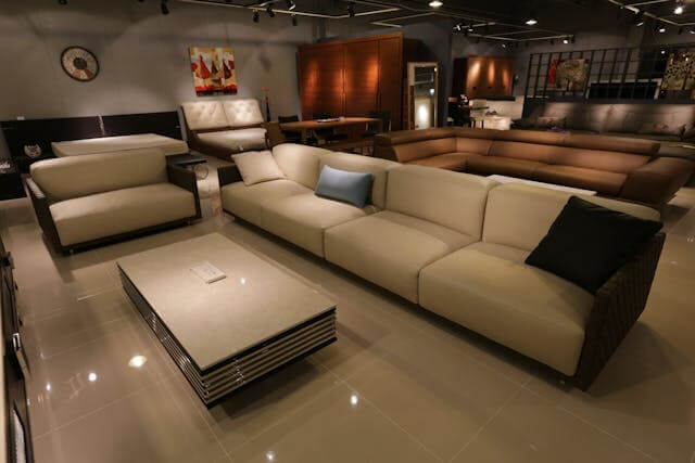 Modern living room with a beige sofa and coffee table, illustrating German furniture vocabulary such as Sofa (sofa)