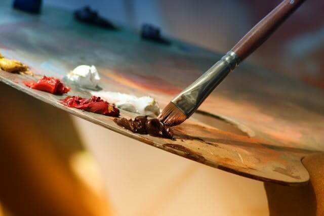 Paintbrush on a palette symbolizing a German short story about hobbies.