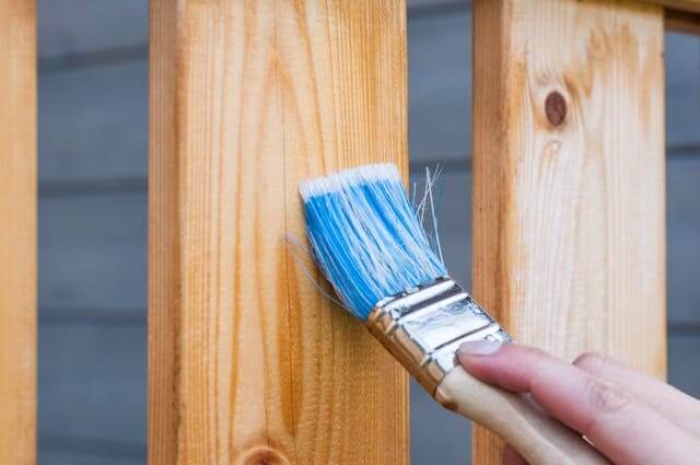 Painting wooden boards symbolizing a German short story featuring home and living vocabulary