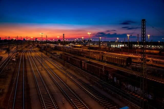 Railway tracks at sunset to represent themes of travel and direction in the German short story featuring travel vocabulary.