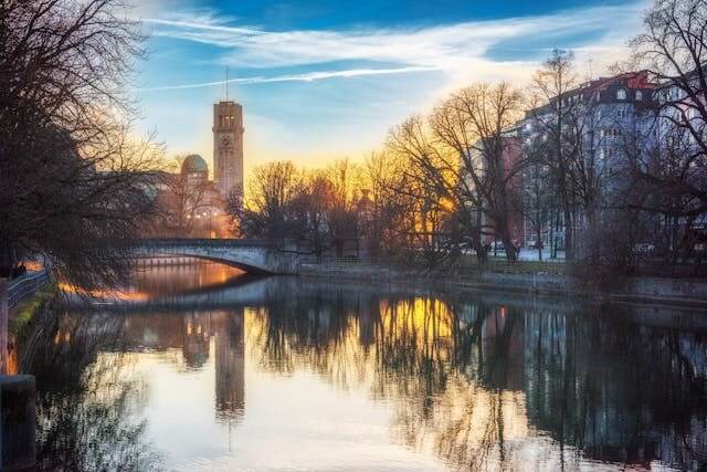 Scenic river view in Munich to symbolize travel themes in the German short story featuring travel vocabulary