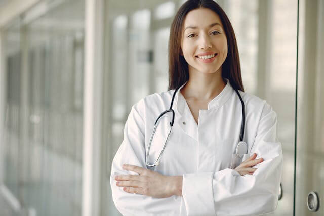 Smiling female doctor with a stethoscope, illustrating German medical vocabulary.