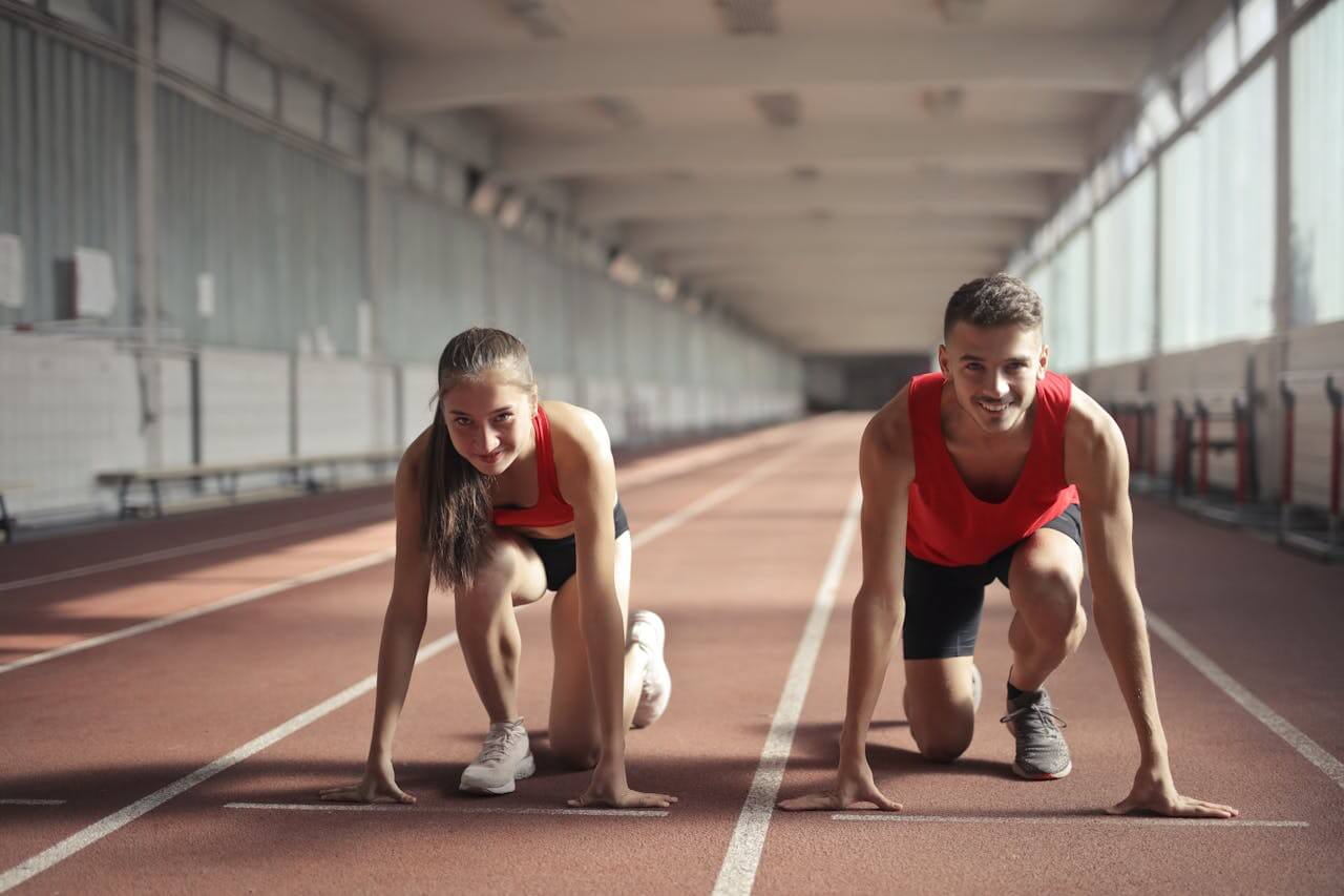 Two athletes preparing to race, symbolizing learning German comparative and superlative forms.