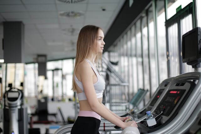 Woman on a treadmill to symbolize fitness themes in the German short story featuring sports vocabulary