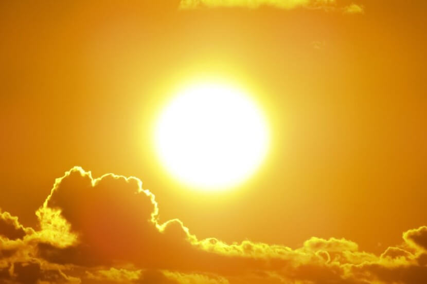 Bright sun in a clear sky, symbolizing sunny weather for German weather vocabulary.