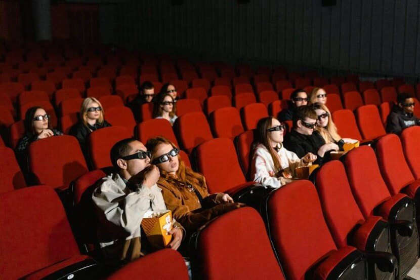 Audience watching a 3D movie in a cinema, representing German cinema vocabulary for movie theaters and viewing experiences.