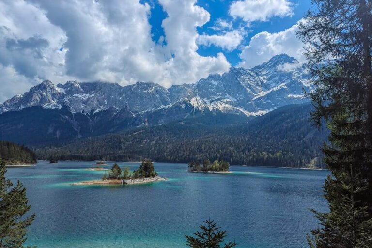 Scenic view of an alpine lake and mountains in Germany – a perfect setting for words in our German travel vocabulary quiz.