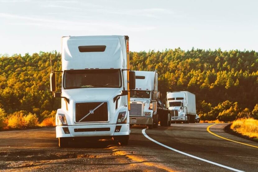 Trucks on a highway representing German vocabulary for transportation, focusing on terms like 'LKW' and long-distance transport.