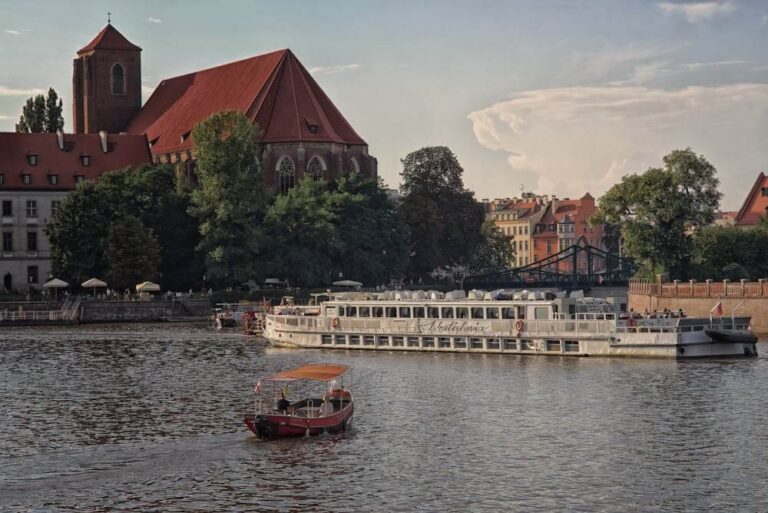 Historic riverside view of Wrocław with boats on the Odra River – Learn German in Wrocław.