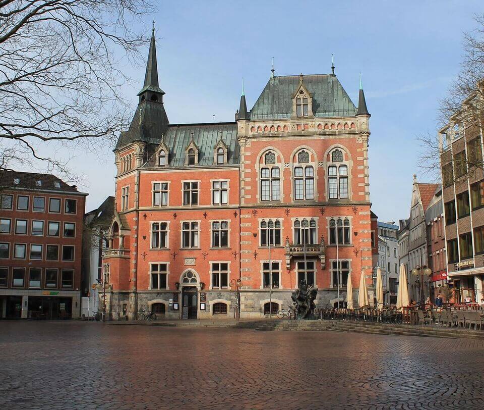 Oldenburg historic building on a sunny day – Learn German in Oldenburg with online lessons and free practice quizzes.