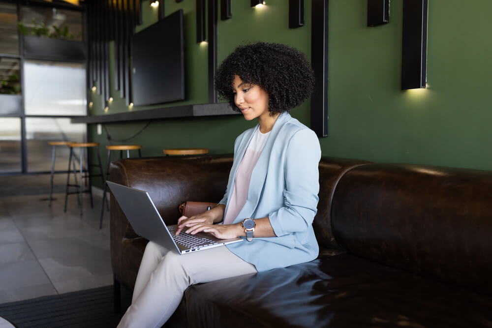 Woman studying German grammar on her laptop, practicing the difference between "Als," "Wenn," and "Wann.