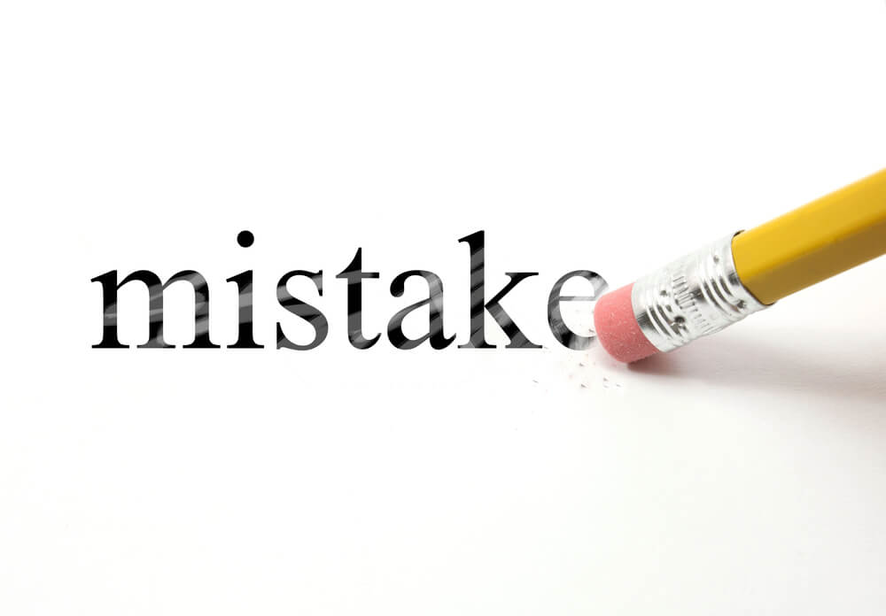 Erasing a mistake with a pencil, symbolizing common errors in German relative clauses with prepositions.