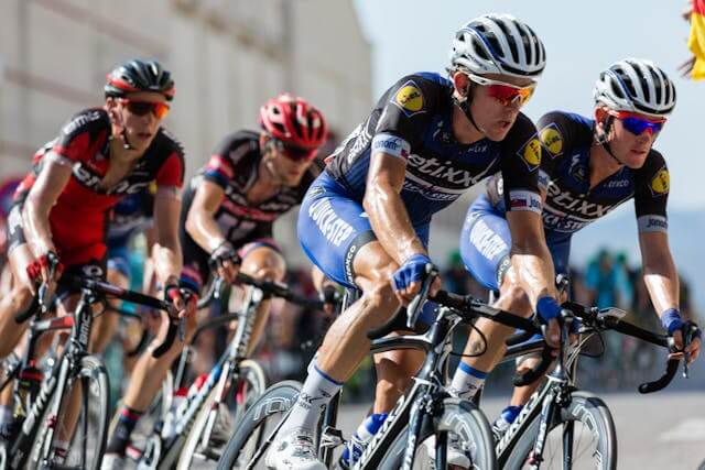 Cyclists in a race, a perfect way to illustrate als vs. wie in German comparison sentences.